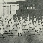 小學校に於ける體操(その一) 女兒の軀幹側方運動<br>Side stretching for girls at Tsukiji Primary School<br>Source: 兒童の衛生, 1921
