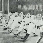 小學校に於ける體操(その二) 男兒の懸垂<br>Chin-up exercise for boys at Midori Primary School<br>Source: 兒童の衛生, 1921