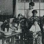 靈岸小學校に於ける女兒の理髮<br>Girls getting a haircut at Reigan Primary School<br>Source: 兒童の衛生, 1921
