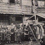 下谷區龍泉寺町共同長屋の外部<br>Living condition of Tokyo's poorest residents (<i>saimin</i>) in Shitaya ward<br>Source: 東京市内の細民に關する調査, 1921