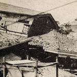 木造破壊して二階は残る<br>Collapsed wooden building illustrating how only the second floor remains<br>Source: 大正大震大火之記念, 1923