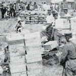 芝浦配給所  九月七日<br>Shibaura relief distribution depot, 7 September 1923<br>Source: 大正大震災誌  警示廳, 1925