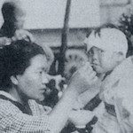 上野公園內託児所 (十月十五日)<br>Child at a nursery in Ueno Park, 15 October 1923<br>Source: 東京震災錄, 1926