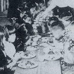 右に同じ [上野公園內托兒所 (十月十五日)]<br>Children eating a meal at a nursery in Ueno Park, 15 October 1923<br>Source: 東京震災錄, 1926