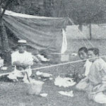 新宿御苑内 九月七日<br>Makeshift shelters in Shinjuku Gyoen, 7 September 1923<br>Source: 大正大震災誌  警示廳, 1925