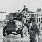 本所區錦糸町  十月九日<br>Officials drive through floodwaters in Kinshi-chō, Honjo, 9 October 1923<br>Source: 大正大震災誌  警示廳, 1925