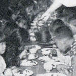 上野公園託兒所  十月十五日 <br>Children eating a meal at a nursery in Ueno Park, 15 October 1923<br>Source: 大正大震災誌  警示廳, 1925