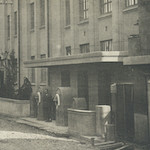正門<br>Ogawa Primary School: Front entrance<br>Source: 復興校舎落成記念, 1928