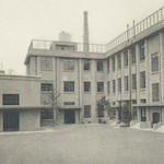 內庭<br>Ogawa Primary School sports ground<br>Source: 復興校舎落成記念, 1928