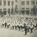 全校兒童及ビ職員<br>Ogawa Primary School students and teachers<br>Source: 復興校舎落成記念, 1928