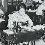女児のみにミシンを使わせた裁縫の時間<br>Girls using Singer sewing machines in a sewing class at Kinka Primary School<br>Source: 錦華の百年, 1974
