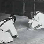 昭和に残る小笠原流の作法の時間<br>Practising Ogasawara-ryū etiquette in a tatami room at Kinka Primary School<br>Source: 錦華の百年, 1974