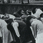 屋上の錦華神社を遙拝する児童たち<br>Children worshipping at the rooftop shrine of Kinka Primary School<br>Source: 錦華の百年, 1974