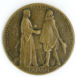Eeuwenoude Vriendschap Indachtig Japan, 友情  記念  旧耒<br>Dutch support penny for victims of the great disaster on 1 Sept-1923. Japanese samurai and Dutchman shaking hands.<br>Source: Medal
