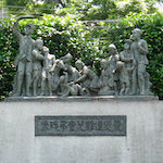 震災遭難児童弔魂像<br>Replica of Ogura Uichirō's statue by his students Tsugami Shōhei and Yamahata Ariichi, unveiled in Yokoamichō Park on 1 September 1961<br>Source: Photo